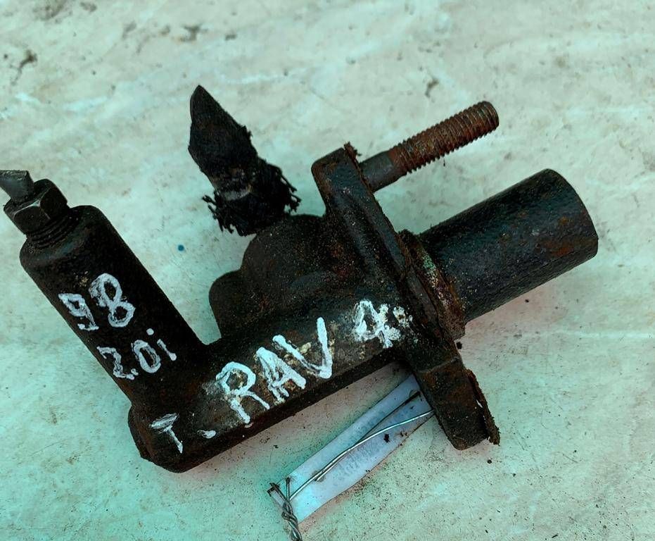 цилиндр тормозной главный Toyota RAV4 1 поколение (XA10) 1998, 2.0 л., i, бензин - фото №1