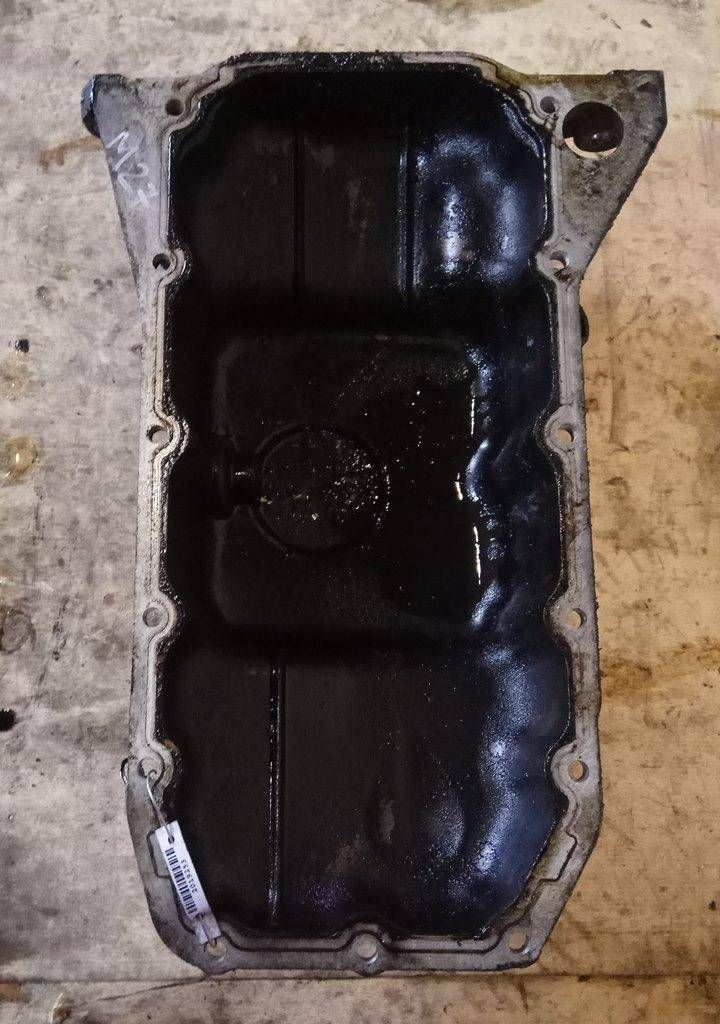 масляный поддон Ford Focus 1 поколение 1998, 1.4 л., i, бензин, 5МКПП, красный, хетчбэк 5 дв., передний привод, 1128431, 1121127 - фото №1