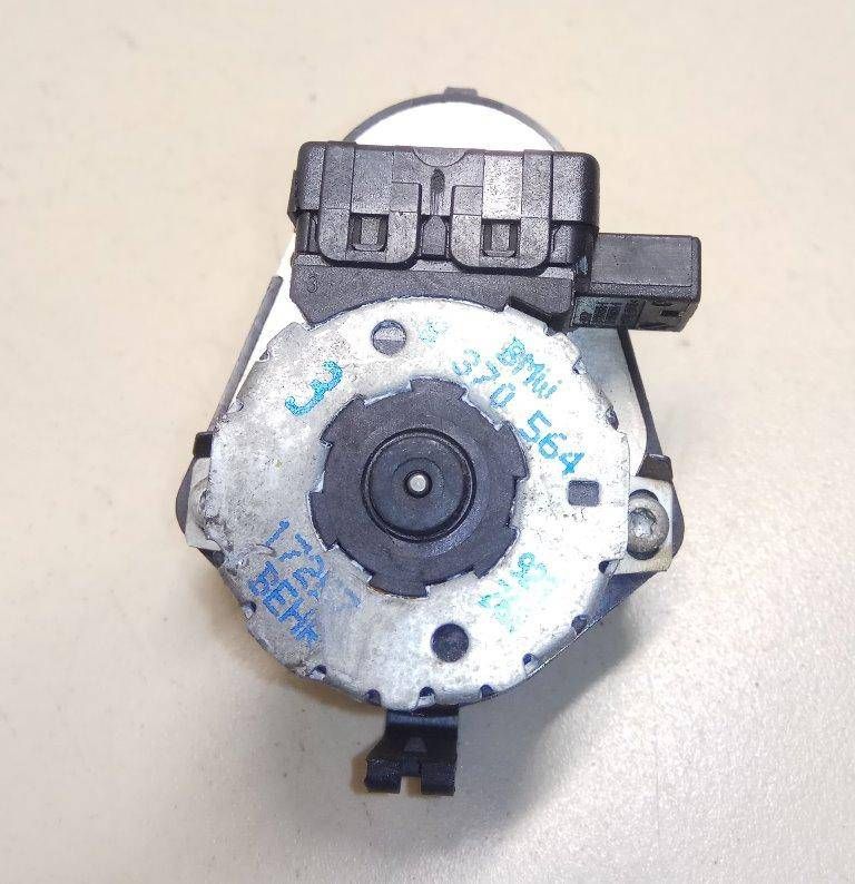 моторчик заслонки печки BMW 3 серия E46 2001, 2.0 л., дизель, МКПП, седан, 8370564 - фото №1
