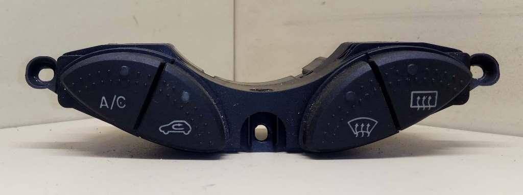 кнопка обогрева заднего стекла Ford Focus 1 поколение 2001, 1.4 л., i, бензин, 5МКПП, бордо, хетчбэк 5 дв., передний привод, 98AG19A945CH - фото №1