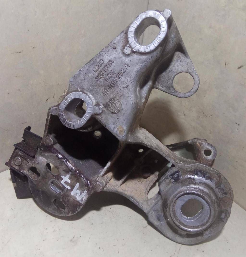 кронштейн двигателя Volkswagen Passat B5 1997, 1.8 л., AEB, бензин, МКПП, синий, универсал, передний привод, 4B0199352A - фото №1