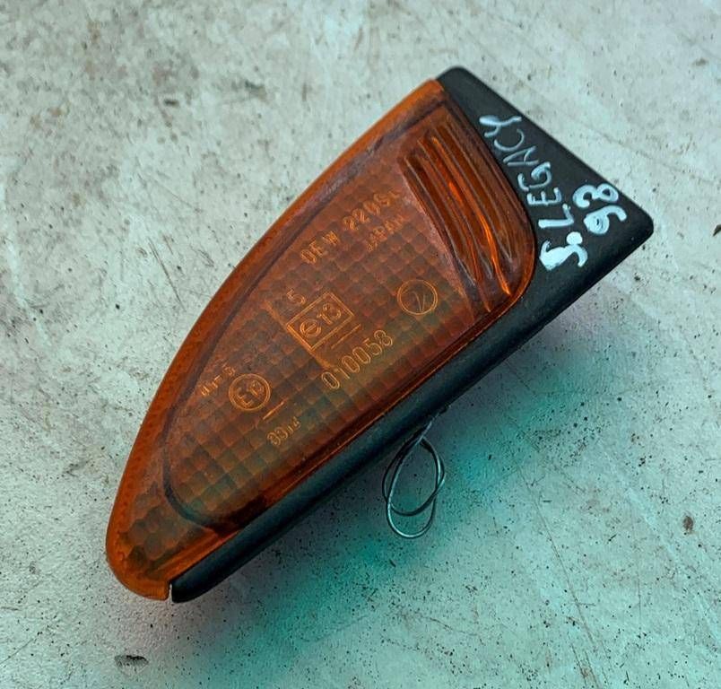 повторитель поворота на крыле Subaru Legacy 2 поколение 1998 - фото №1