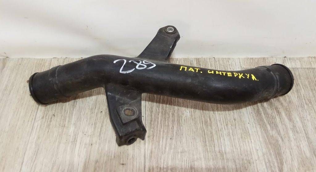 патрубок интеркулера Mitsubishi Colt 6 поколение (Z20/Z30) 2006, 1.5 л., OM 639.939, дизель, МКПП, черный, хетчбэк 5 дв., передний привод, MN135255, A63909900129 - фото №1