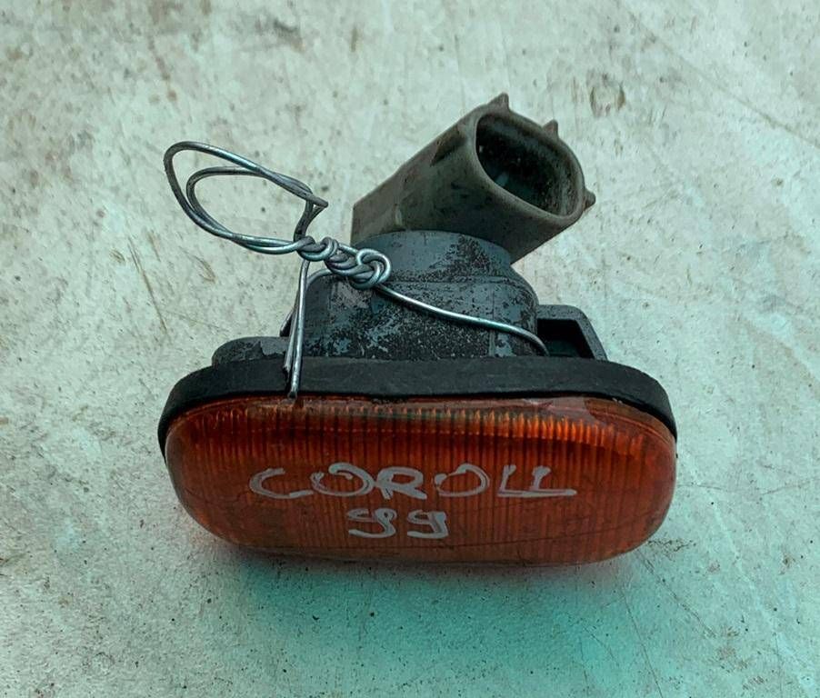 повторитель поворота на крыле Toyota Corolla 8 поколение (E110) 1999 - фото №1
