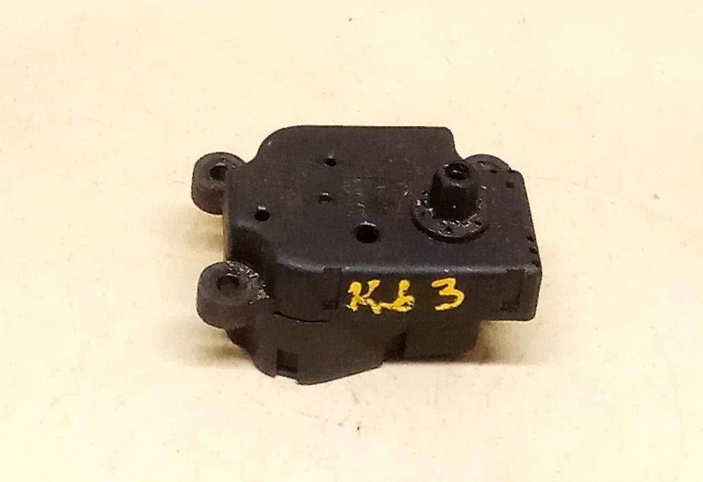 моторчик заслонки печки Mercedes-Benz A-Класс W168 V168.109 2001, 1.7 л., CDi, OM 668.942, дизель, 5МКПП, красный, хетчбэк 5 дв., передний привод, A1688204242, VALEO - фото №1