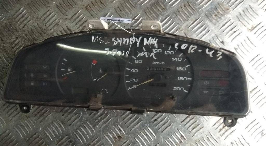 щиток приборов (приборная панель) Nissan Sunny N14 1991, 2.0 л., CD20, дизель, МКПП, белый, седан, передний привод, 2481063C00, 2481066Y02 - фото №1