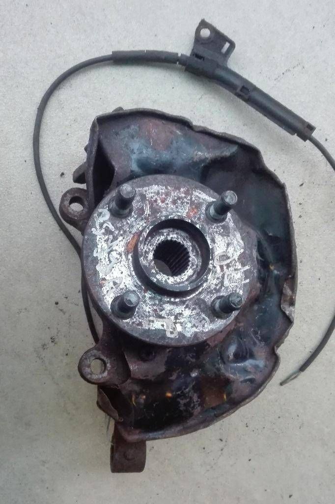 кулак поворотный правый Toyota Corolla Verso 1 поколение E121 2003, МКПП - фото №1