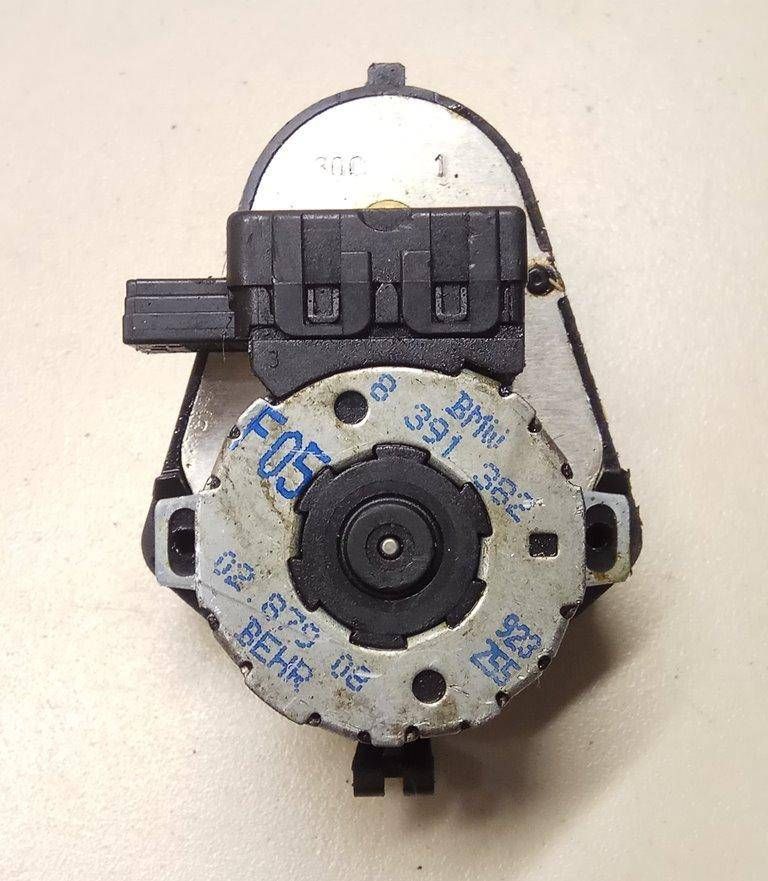 моторчик заслонки печки BMW 3 серия E46 2001, 2.0 л., дизель, МКПП, седан, 8391382 - фото №1
