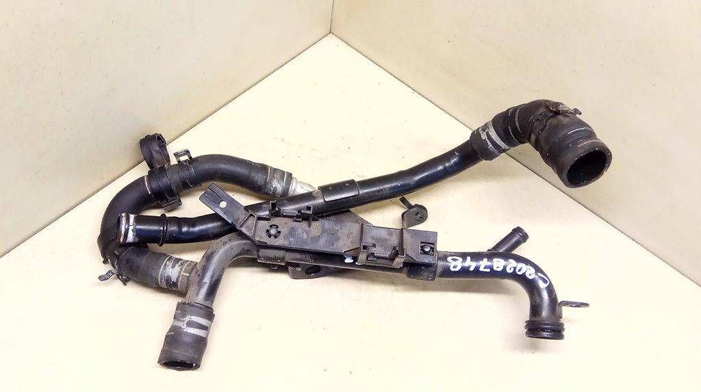патрубок радиатора Volkswagen Passat B6 2008, 2.0 л., i, BPY, бензин, АКПП, серый, седан, передний привод, 06F121065J - фото №1