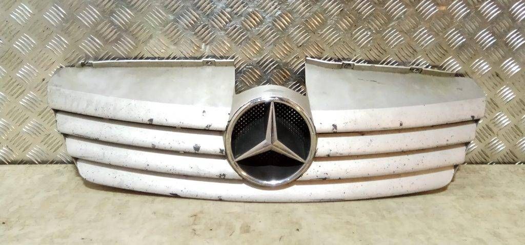 решетка радиатора Mercedes-Benz Vaneo W414 2001, 1.7 л., OM 668.942, дизель, 5МКПП, синий, минивэн, передний привод, A4148800085 - фото №1