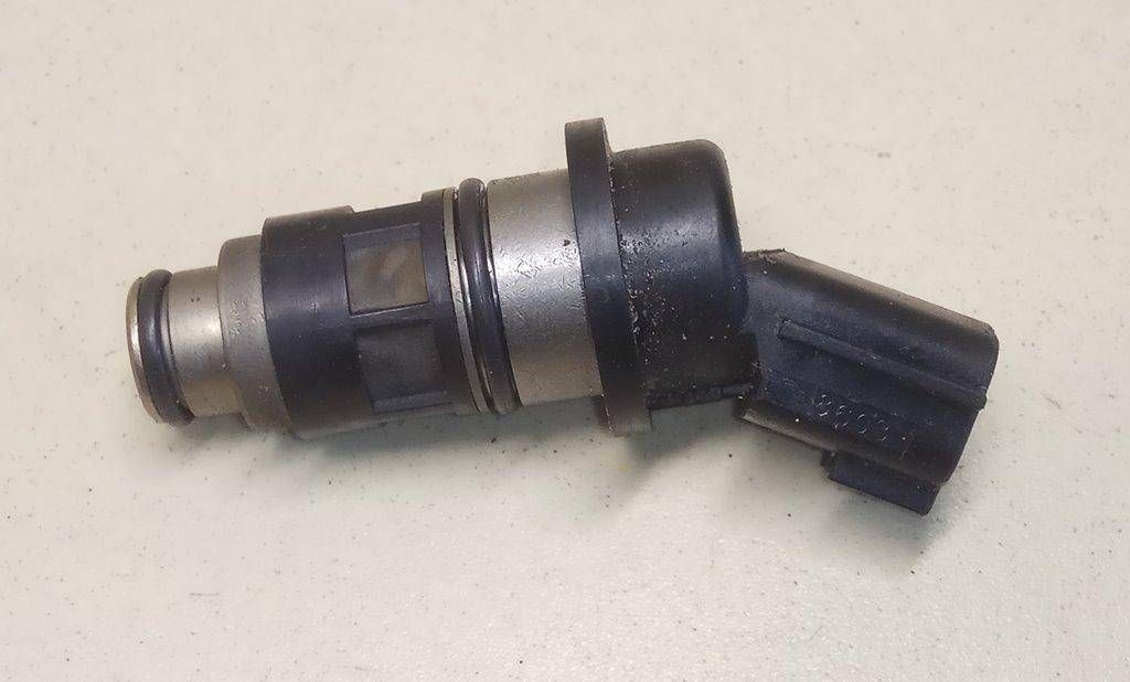 форсунка Nissan Almera N15 1998, 1.4 л., i, бензин - фото №1