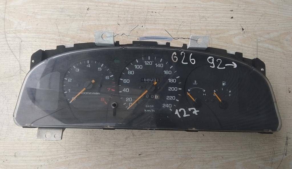 щиток приборов (приборная панель) Mazda 626 GE 1991, 2.0 л., i, бензин, АКПП, седан, передний привод, PLJ620001A - фото №1