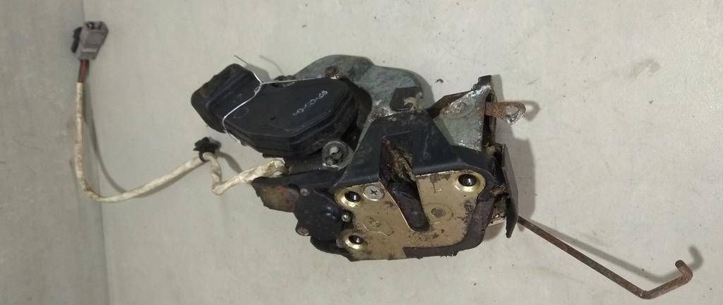 замок двери передней правой Toyota Corolla 8 поколение (E110) 1998, 2.0 л., D, дизель, универсал - фото №1