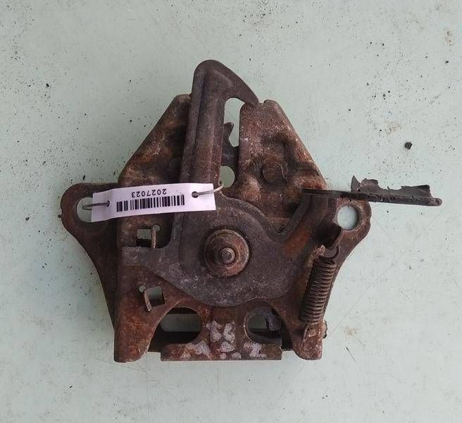 замок капота Mazda 626 GE 1991, 2.0 л., i, бензин, АКПП, седан, передний привод, GA7B-56-620A - фото №1
