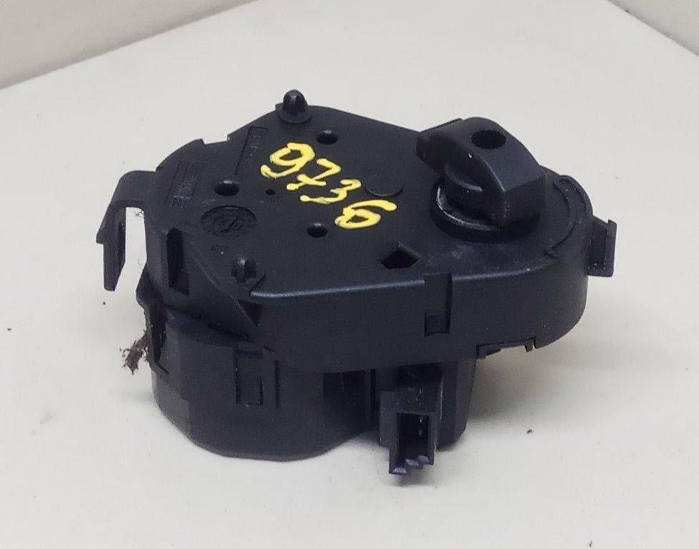 моторчик заслонки печки BMW 7 серия E65/E66/E67 E65 2003, 4.4 л., i, M62 B44 (448S1), бензин, АКПП, черный, седан, задний привод, 6911819 - фото №1