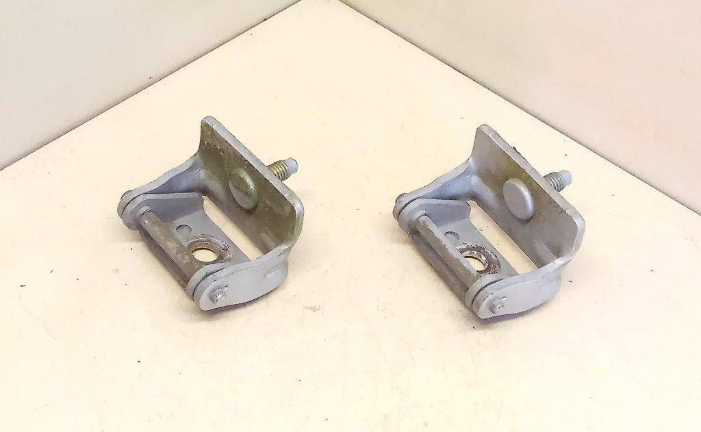 петля крышки багажника Citroen C3 1 поколение 2003, 1.1 л., i, HFX (TU1JP), бензин, МКПП, серебристый, хетчбэк 5 дв., передний привод, 72416001 - фото №1