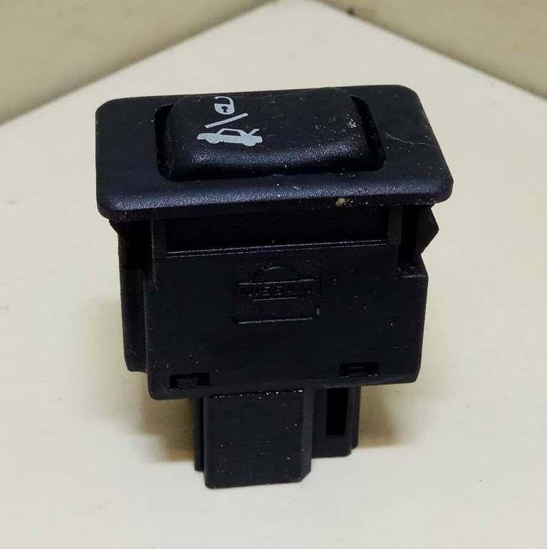 кнопка открытия багажника Nissan Primera P11 2000, 2.0 л., CD20T, дизель, МКПП, зеленый, хетчбэк 5 дв., передний привод - фото №1
