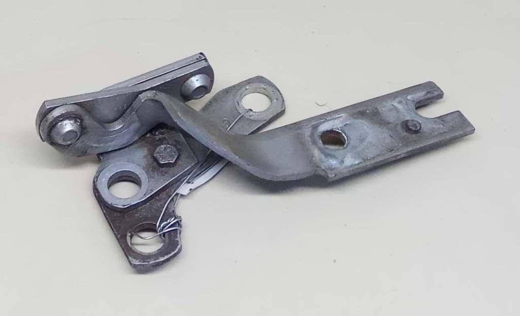 петля капота левая Citroen C5 1 поколение 2001, 2.2 л., HDi, 4HX (DW12TED4/FAP), дизель, 5МКПП, серебристый, универсал, передний привод, 791261 - фото №1