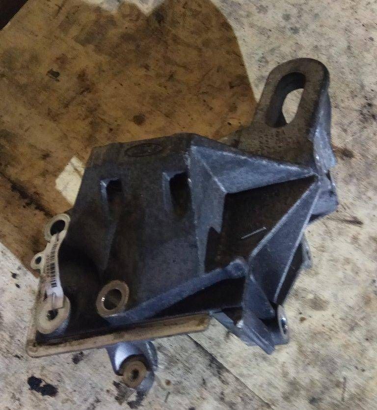 кронштейн генератора Ford Focus 1 поколение 2001, 1.4 л., i, бензин, 5МКПП, бордо, хетчбэк 5 дв., передний привод - фото №1