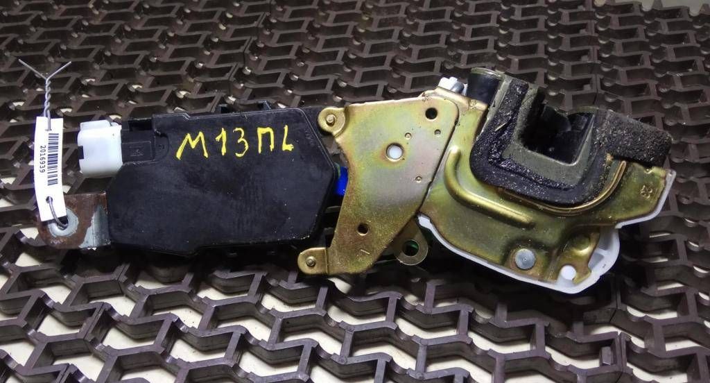 замок двери передней левой Subaru Legacy 2 поколение 1998, 2.0 л., i, EJ20, бензин, МКПП, серебристый, универсал, полный привод, 62318AC030 - фото №1
