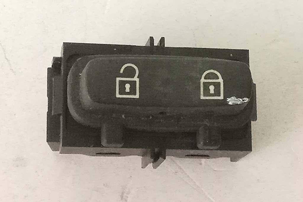 Кнопка блокировки двери Volvo S80 2 поколение 2008, 3.2 л., i, B 6324 S, бензин, АКПП, белый, седан, передний привод, 30710475 - фото №1