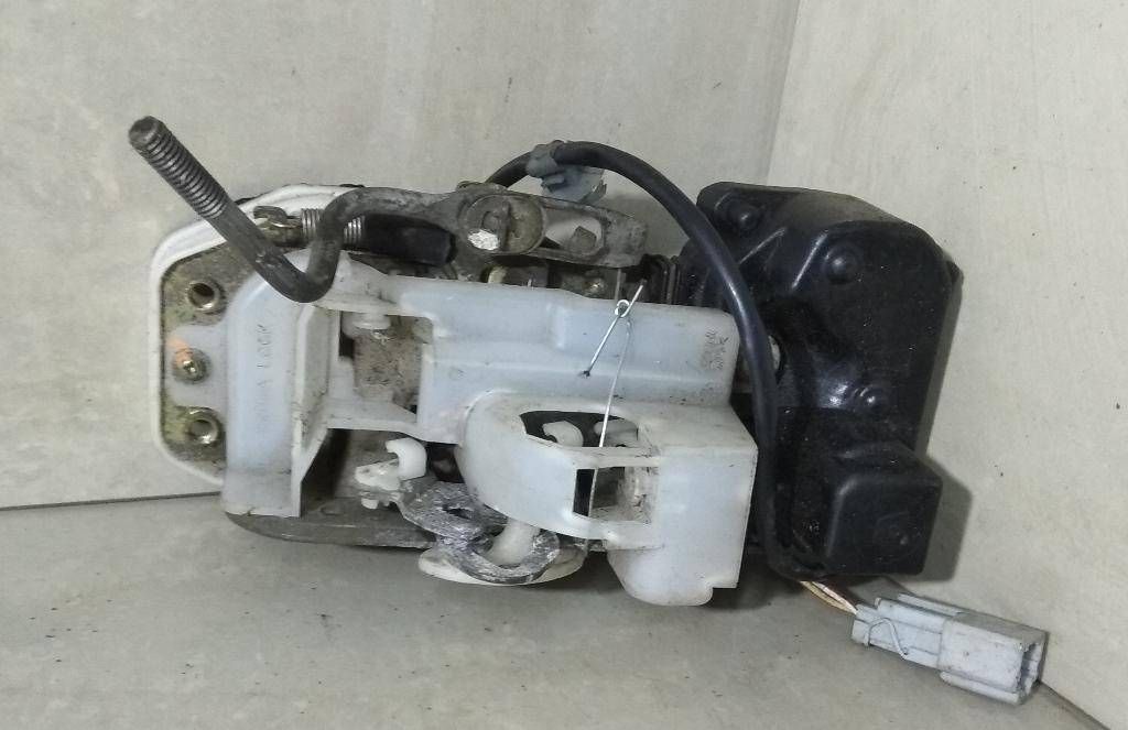 замок двери передней левой Honda Civic 6 поколение (EJ/EK/EM) 1997, 1.4 л., i, бензин, хетчбэк 5 дв. - фото №1