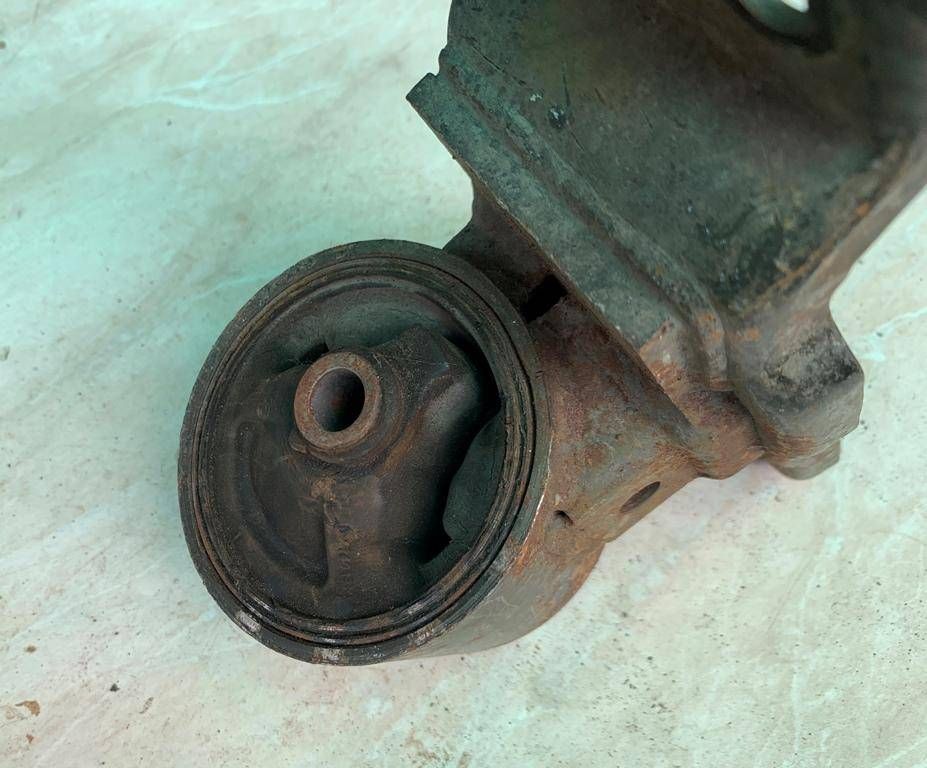 подушка крепления КПП Mitsubishi Lancer 8 поколение 2001, 1.6 л., i, бензин - фото №1