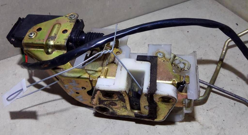 замок двери передней правой Mazda 323F BA 1996, 1.5 л., i, Z5-DE, бензин, МКПП, зеленый, хетчбэк 5 дв., передний привод, BC1G-58-310D - фото №1