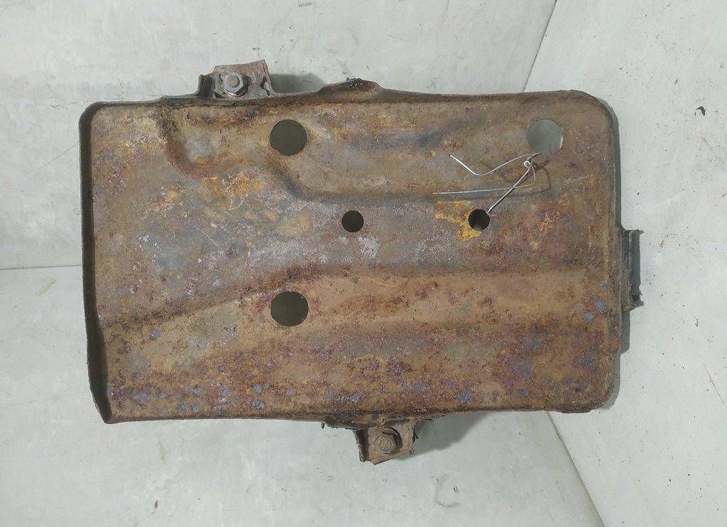 полка аккумулятора Nissan Sunny N14 1991, 2.0 л., CD20, дизель, МКПП, белый, седан, передний привод, 6486057J00 - фото №1