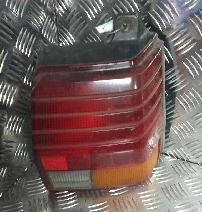 фонарь задний правый Toyota Starlet 3 поколение P70 1988, 1.3 л., karb., бензин, МКПП, красный, хетчбэк 3 дв., передний привод, 8155010251 - фото №1