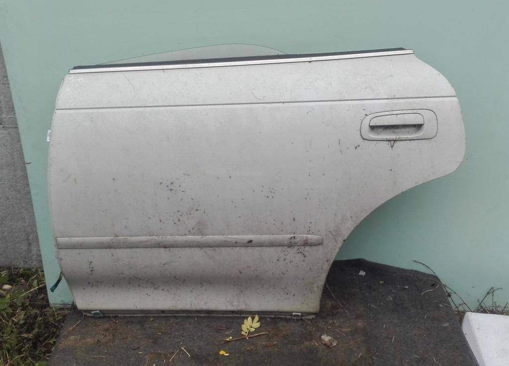 уплотнитель двери Toyota Mark II 7 поколение X90 1994, 2.5 л., i, 1JZ-GE, бензин, АКПП, белый, седан, полный привод, правый руль, 6787222250 - фото №1