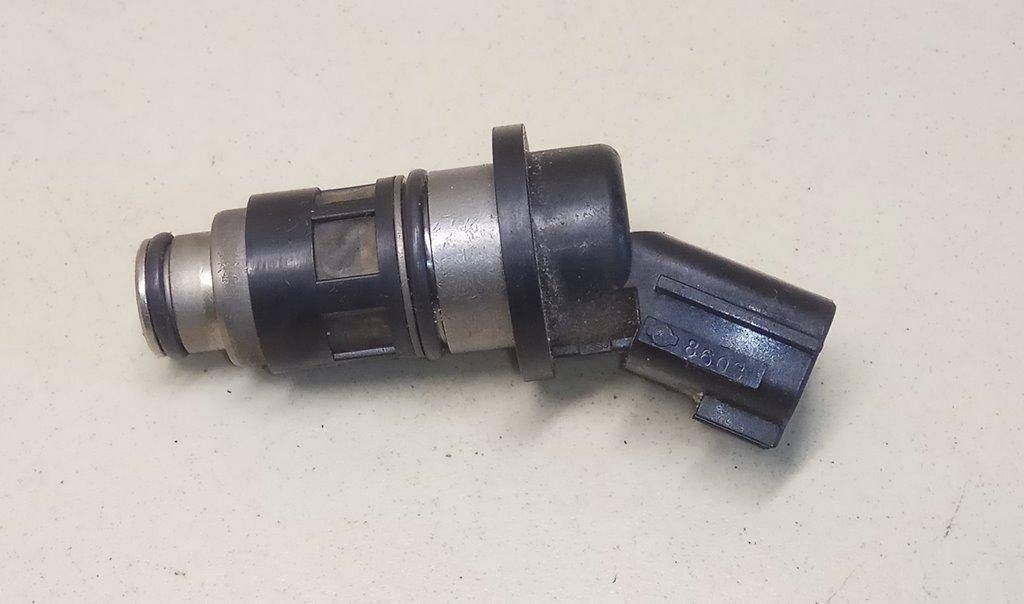 форсунка Nissan Almera N15 1998, 1.4 л., i, бензин - фото №1