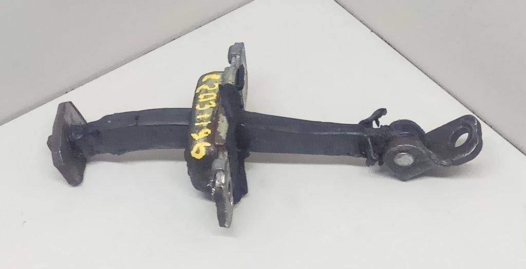 ограничитель открывания двери Kia Sorento 1 поколение 2004, 2.5 л., CRDi, D4CB, дизель, МКПП, серебристый, внедорожник 5 дв., полный подключаемый привод, 793803E001 - фото №1