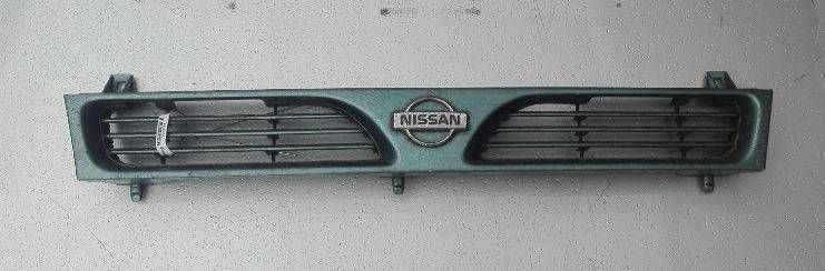решетка радиатора Nissan Sunny N14 1991, 2.0 л., CD20, дизель, МКПП, белый, седан, передний привод, 6231050C26 - фото №1