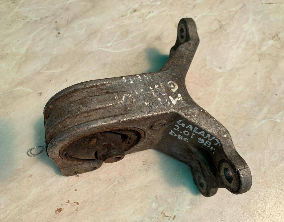 подушка крепления двигателя Mitsubishi Galant 8 поколение 1998, 2.0 л., i, бензин - фото №1