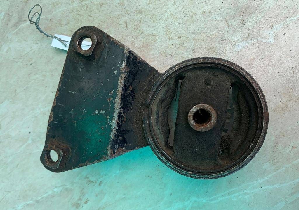 подушка крепления двигателя Mitsubishi Galant 6 поколение 1992, 2.0 л., i, бензин - фото №1