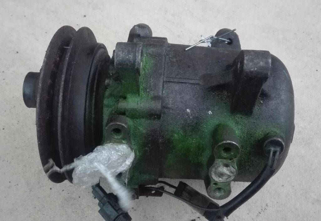 компрессор кондиционера Nissan Primera P10 1995, 2.0 л., дизель, 926002J004 - фото №1