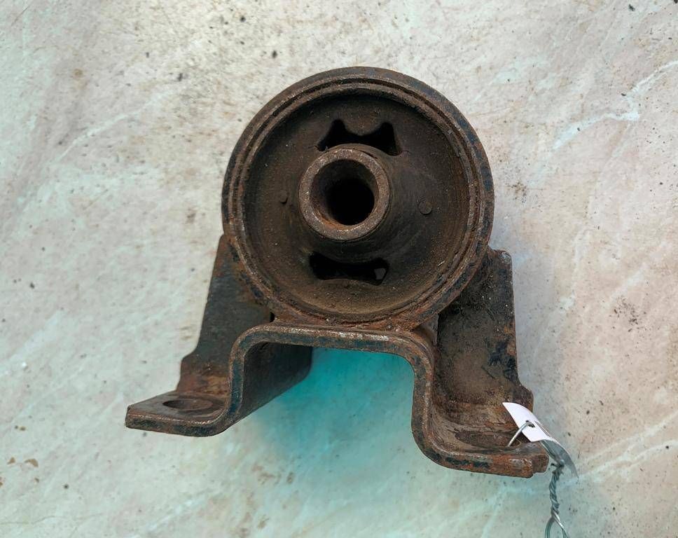 подушка крепления КПП Mitsubishi L300 2 поколение 1995, 2.0 л., i, бензин - фото №1