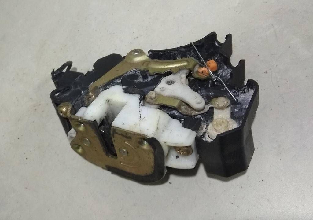 замок двери передней правой Mitsubishi Colt 6 поколение (Z20/Z30) 2006, 1.5 л., i, бензин, хетчбэк 5 дв., 5715A407 - фото №1