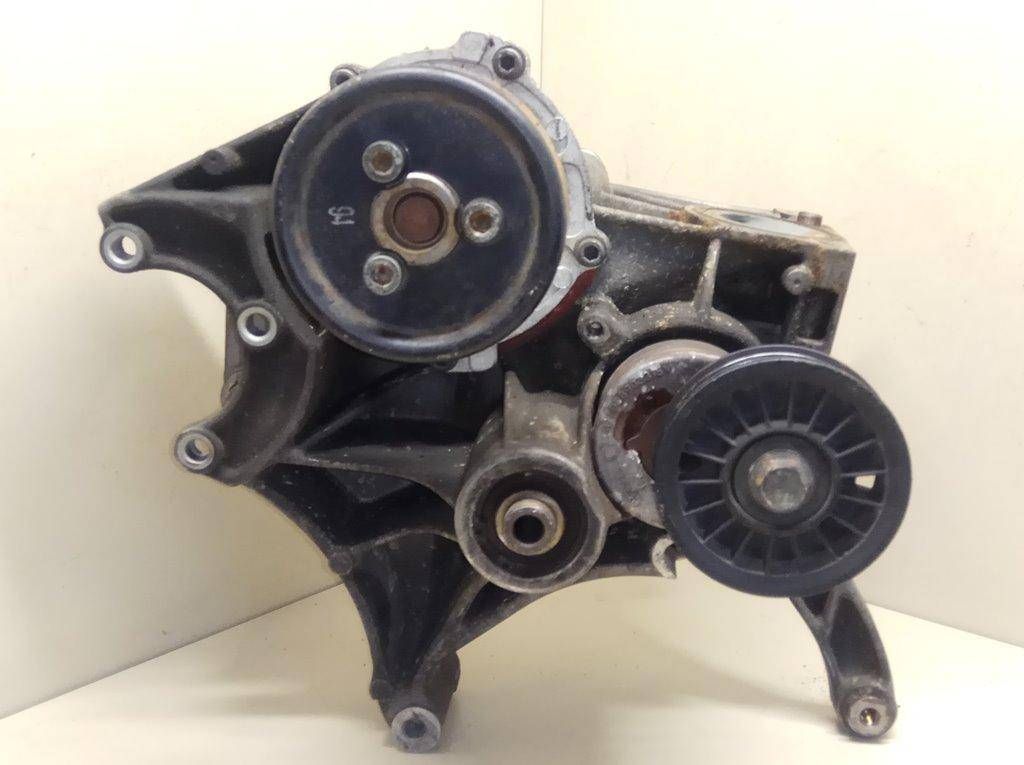 насос антифриза дополнительный Audi A6 4A/C4 1997, 1.9 л., TDi, дизель - фото №1