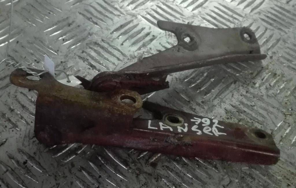 петля капота левая Mitsubishi Lancer 4 поколение C66A 1992, 1.6 л., i, 4G92 (SOHC 16V), бензин, 5МКПП, бордо, хетчбэк 5 дв., передний привод, MB401425 - фото №1