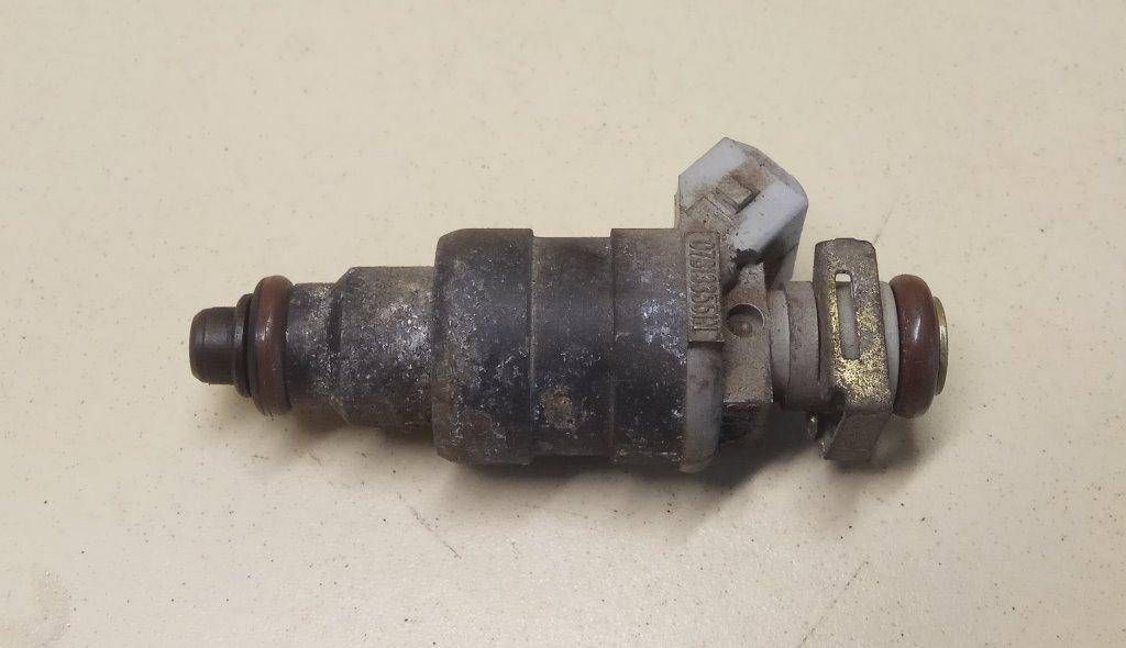 форсунка Volkswagen Passat B2 1987, 1.8 л., бензин, 078133551N - фото №1
