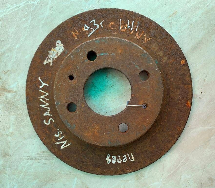 диск тормозной передний Nissan Sunny N14 1991, 2.0 л., CD20, дизель, МКПП, белый, седан, передний привод, 4020660Y01 - фото №1