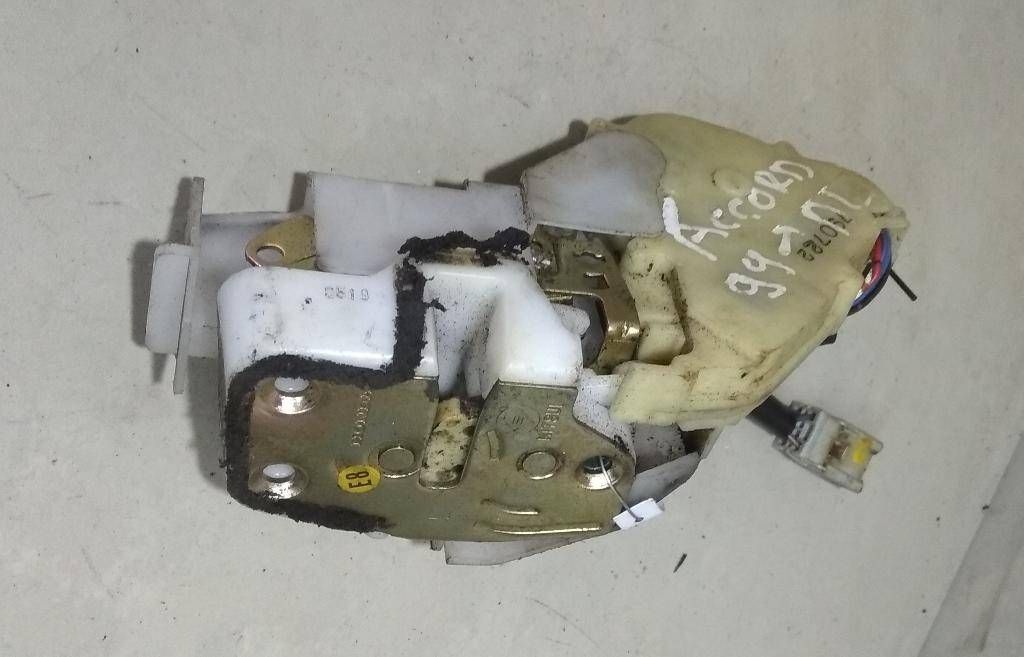 замок двери передней левой Honda Accord 6 поколение 2001, 1.8 л., i, бензин, хетчбэк 5 дв. - фото №1