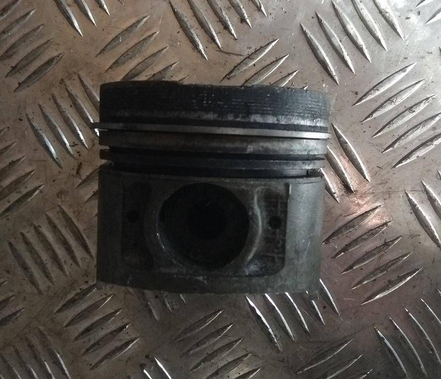 поршень Nissan Primera P10 1997, 2.0 л., D, дизель, CD20 - фото №1