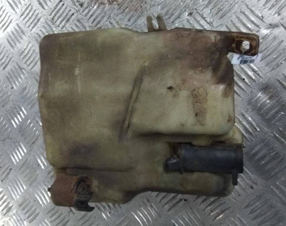 бачок омывателя Toyota Starlet 3 поколение P70 1988, 1.3 л., karb., бензин, МКПП, красный, хетчбэк 3 дв., передний привод, 8533010240, 8533010260 - фото №1