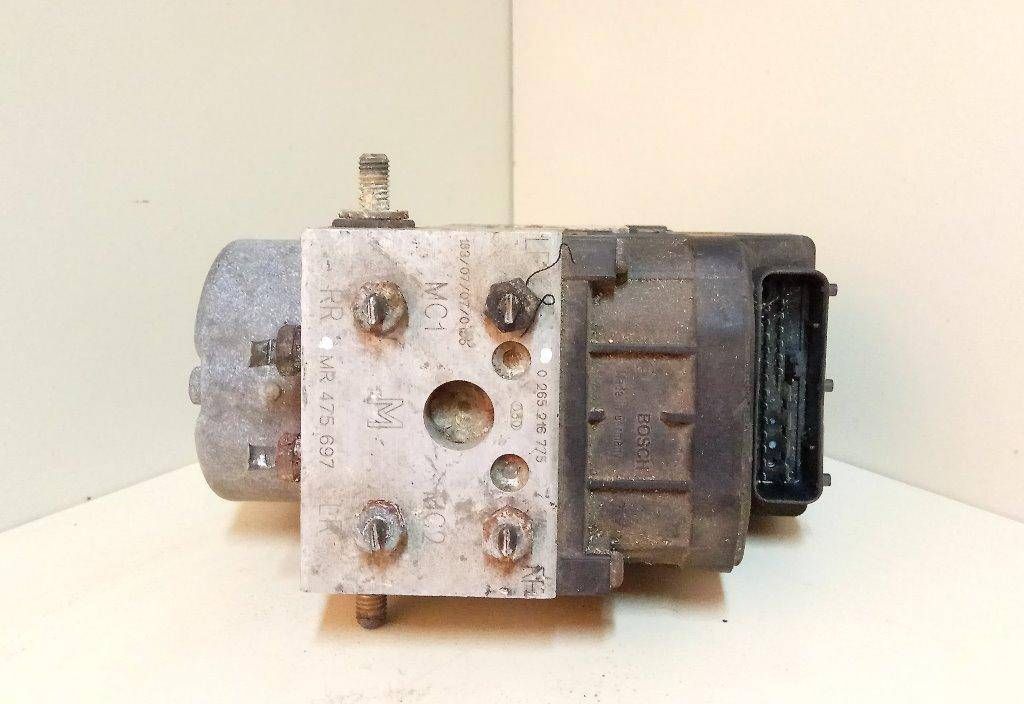 блок ABS Mitsubishi Space Star 1 поколение 1998, BOSCH, 0265216775, 0273004489, MR475697 - фото №1