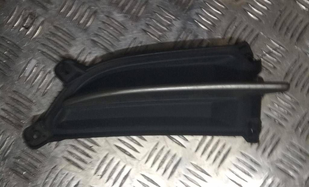 заглушка (решетка) в бампер Mitsubishi Colt 6 поколение (Z20/Z30) 2006 - фото №1