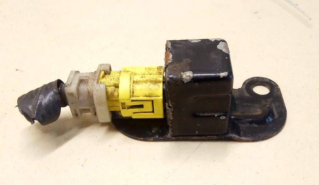 датчик удара Toyota Avensis 1 поколение (T220) 1999, 89173-20070 - фото №1