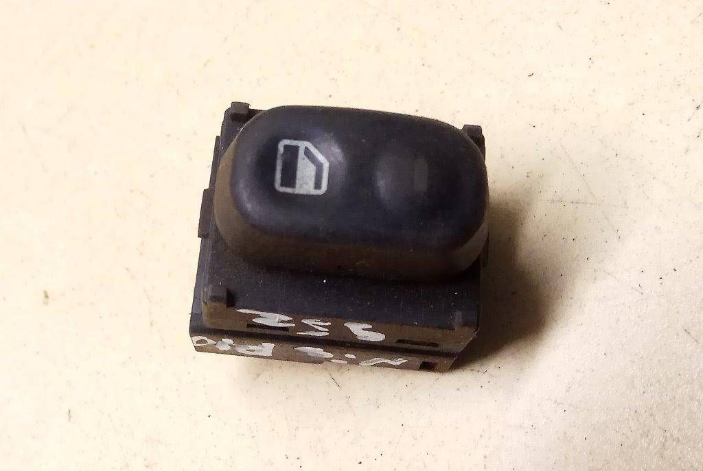 кнопка стеклоподъемника двери передней правой Nissan Primera P10 1995 - фото №1